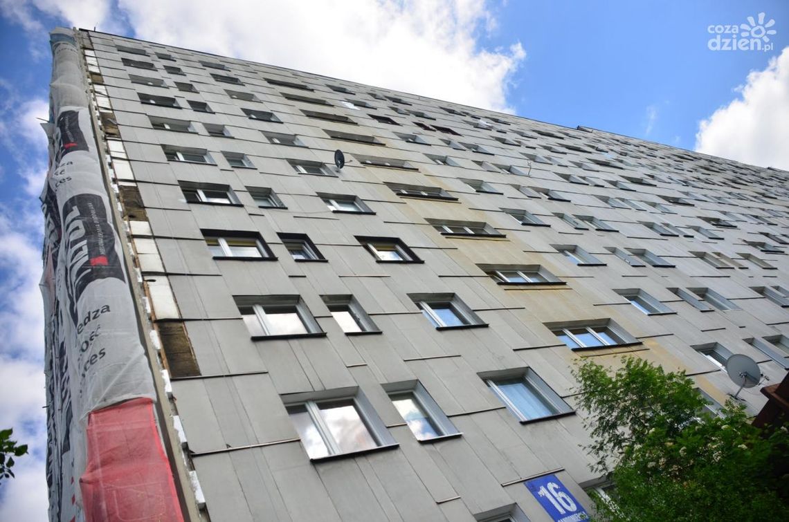 Znika eternit z wieżowców na Ustroniu