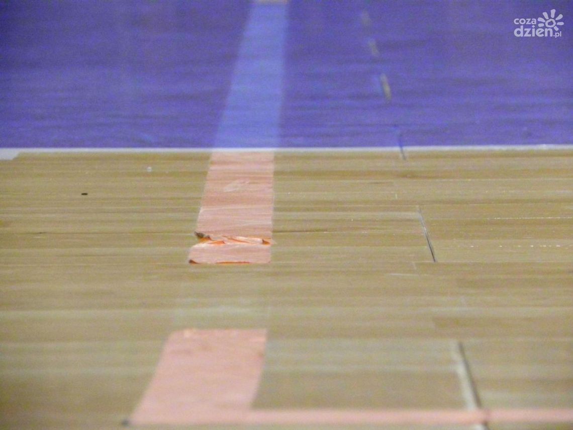 Znikające linie w hali MOSIR