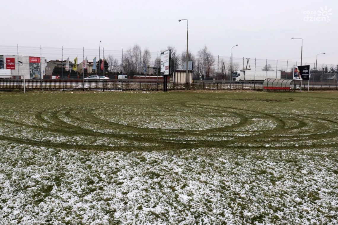 Zniszczona murawa w Wielogórze. Gmina szuka sprawcy Zniszczona murawa w Wielogórze. Gmina szuka sprawcy