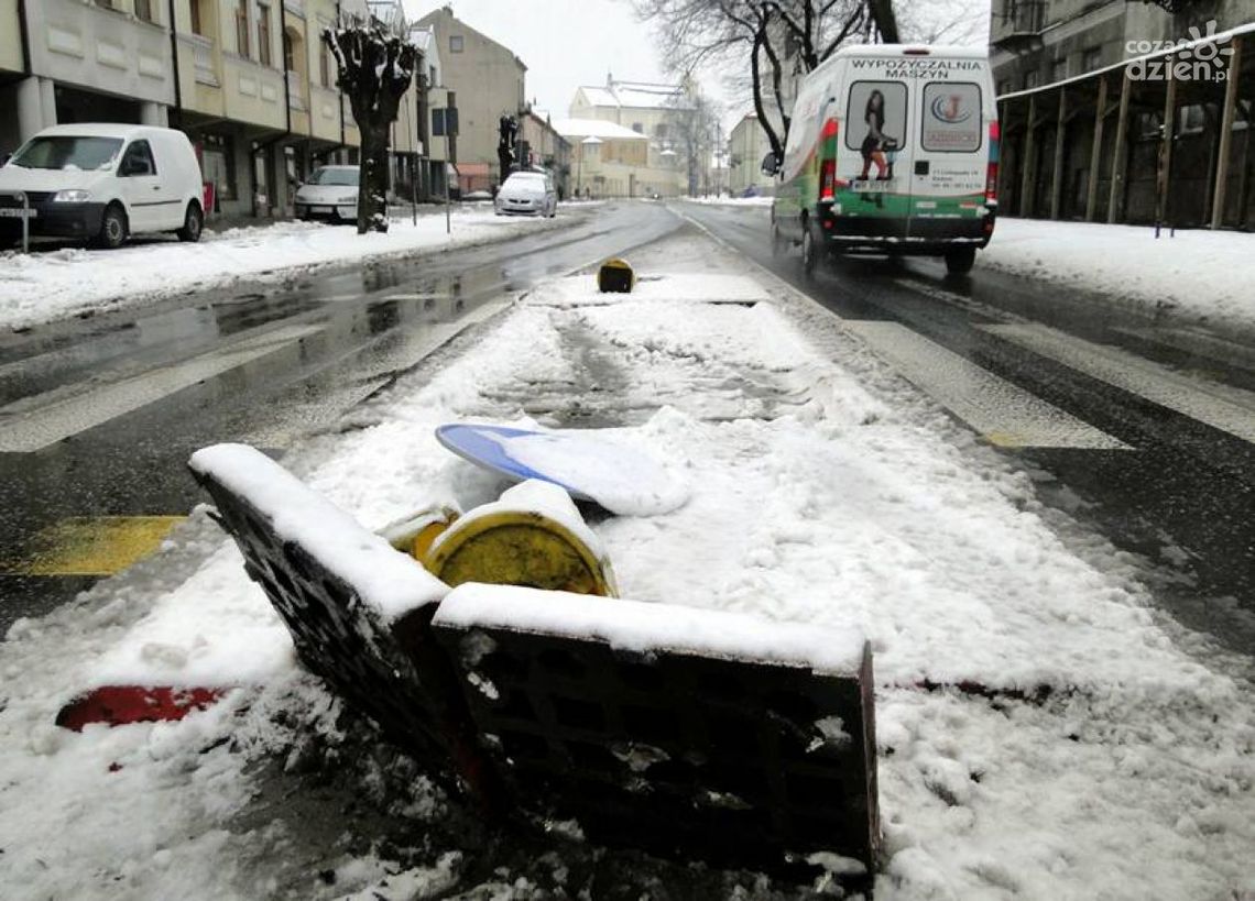 Zniszczona wysepka na ulicy Reja