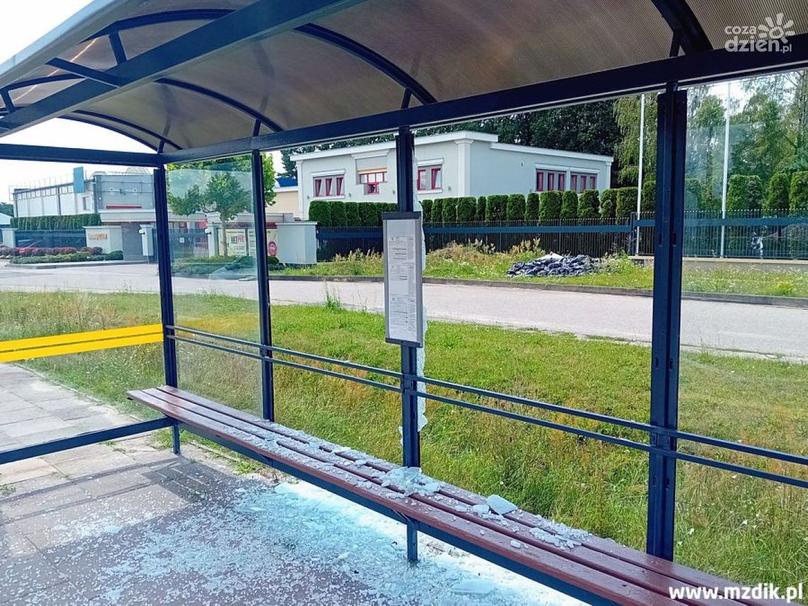 Zniszczone przystanki autobusowe