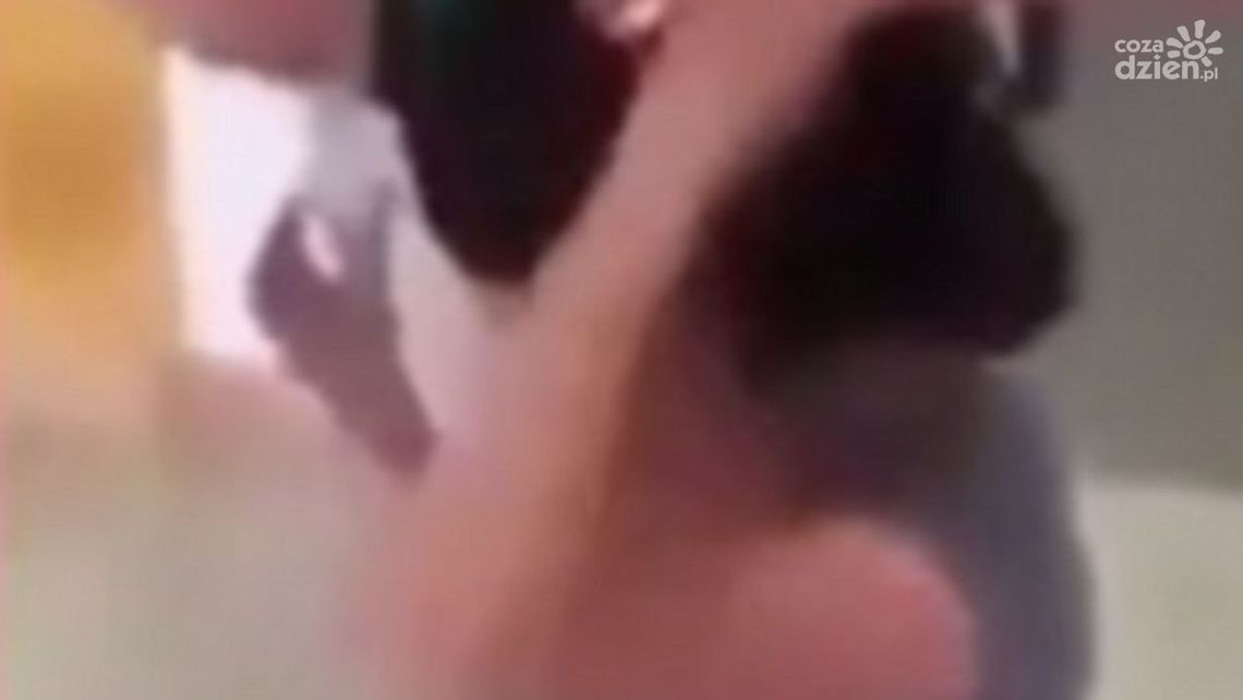 ZOBACZ FILM: MATKA ZA KARĘ OGOLIŁA CÓRCE GŁOWĘ