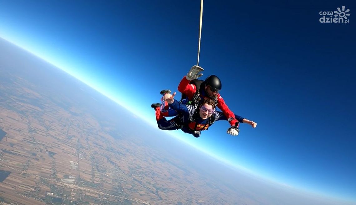 Zobacz, jakie wrażenia zapewnia skok ze spadochronem! 
"Z kamerą w plecaku" - województwo łódzkie.