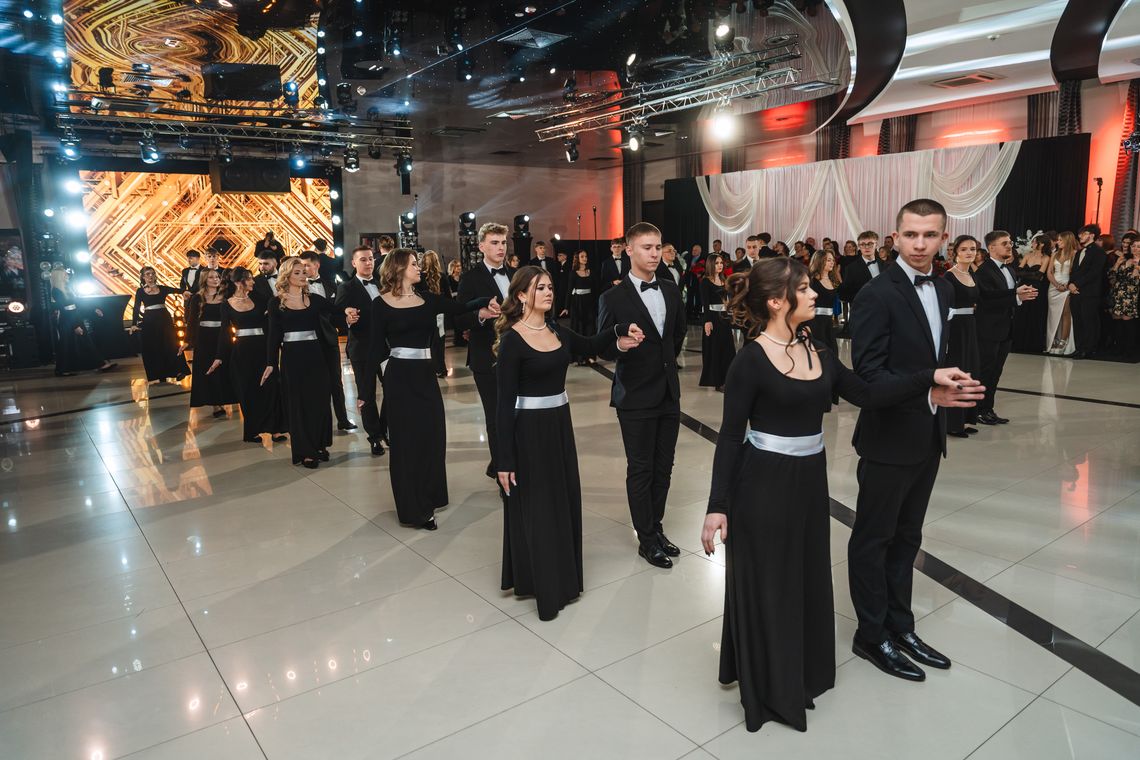 Polonez i zdjęcia ze studniówki XI Liceum Ogólnokształcącego z Oddziałami Integracyjnymi im. Stanisława Staszica w Radomiu