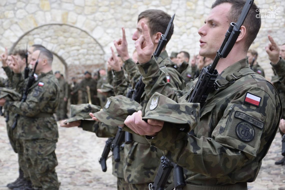 Żołnierze złożyli przysięgę na zamku w Iłży Żołnierze złożyli przysięgę na zamku w Iłży