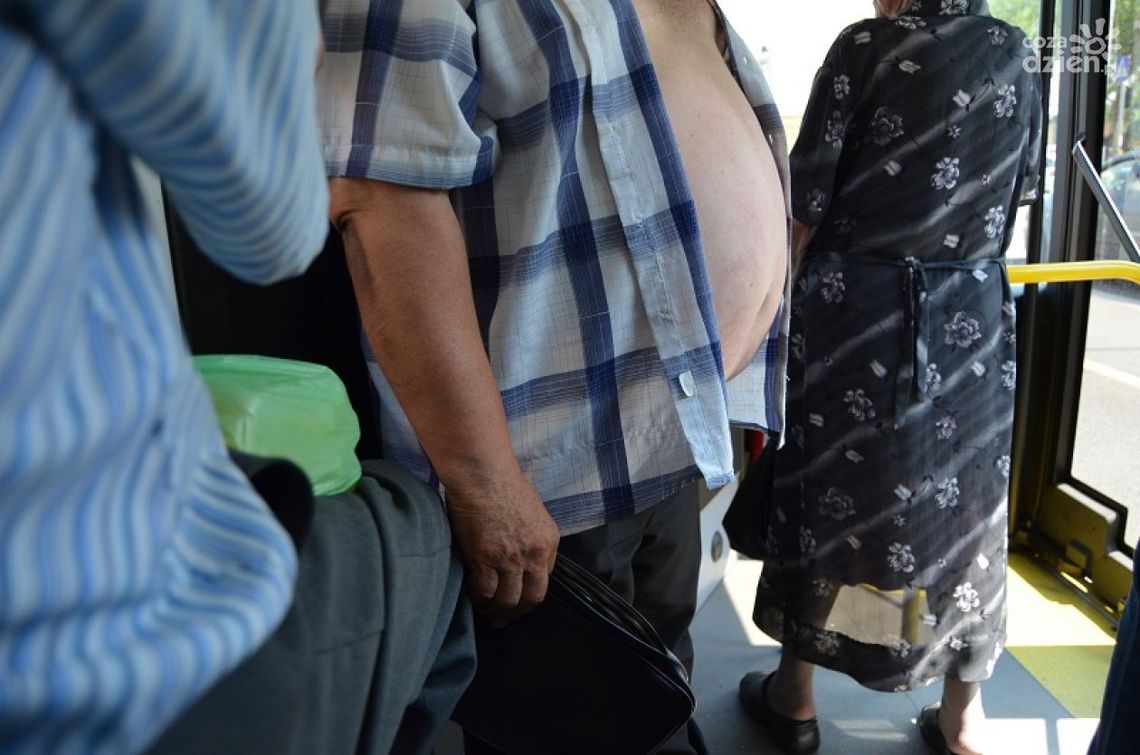 Żółta kartka dla gołych brzuchów na ulicy!