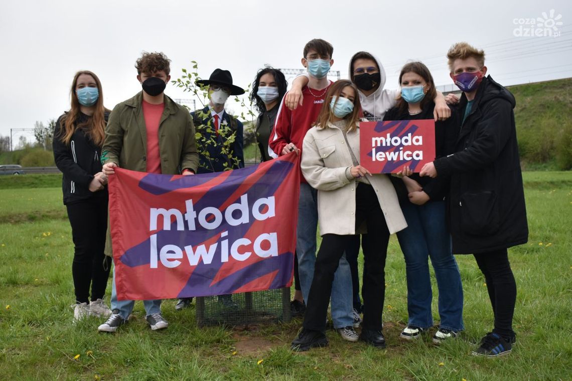 Zostawić trawy. Młodzieżówka apeluje