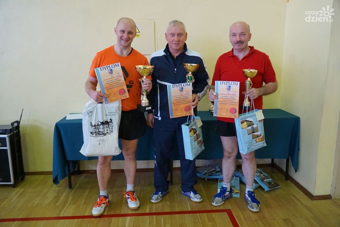 Zwoleń. Puchary starosty powędrowały do najlepszych tenisistów stołowych Zwoleń. Puchary starosty powędrowały do najlepszych tenisistów stołowych