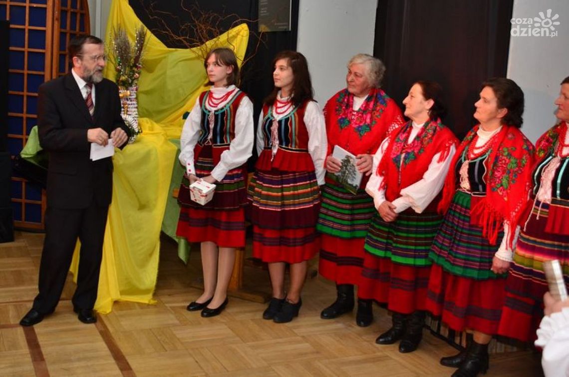 Zwyczaje i obrzędy ludowe w "Łaźni" Zwyczaje i obrzędy ludowe w "Łaźni"