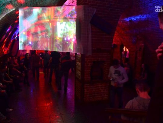 To break down at 4 a.m. Sharp 8 - KlubBordo To break down at 4 a.m. Sharp 8 - KlubBordo