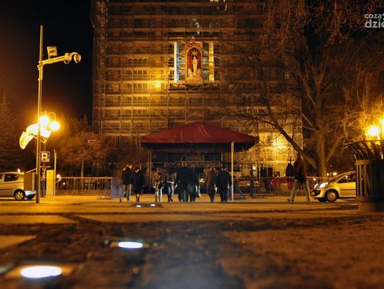 Uroczystości pogrzebowe biskupa Edwarda Materskiego - Nocne czuwanie w Katedrze