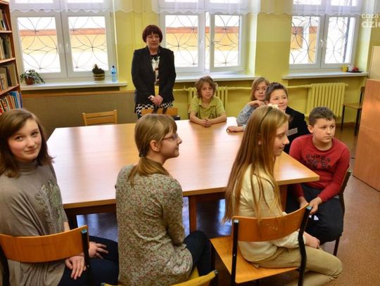 Rozdanie nagród w konkursie na najlepszą gazetkę szkolną - I nagroda dla redakcji "Groch z Kapustą" z PSP28