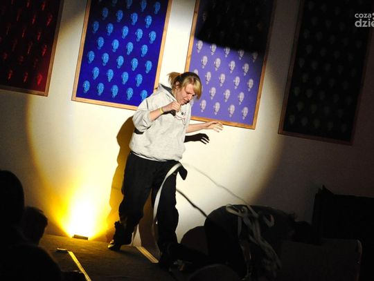 Przedstawienia "Magazyn" i "Dziewczyna" w Czytelni Kawy