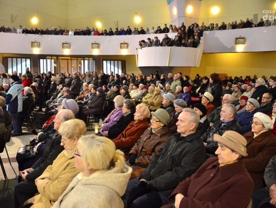 Liturgia Wielkiego Piątku z adoracją Krzyża i poświęcenie figury Pana Jezusa w Parafii Matki Bożej Królowej Świata