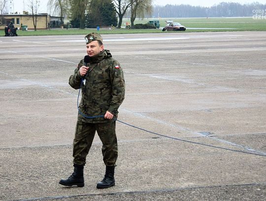 Ćwiczenia policyjne na lotnisku wojskowym na Sadkowie
