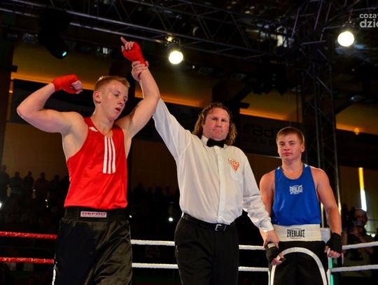 Prezentacja zawodników podczas amatorskiej gali bokserskiej
