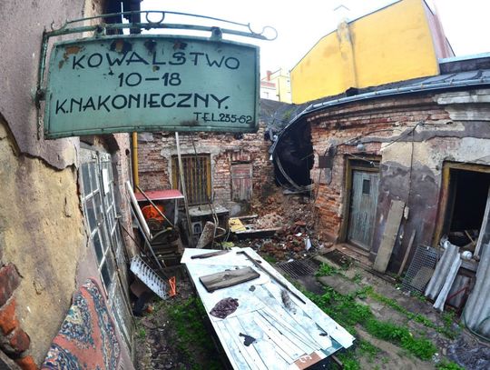 Rozbiórka budynku przy ul. Narutowicza - dawnej fabryki bryczek i powozów K. Nakoniecznego