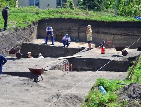 Przedstawiciele PAN podczas wizytacji grodziska Piotrówki