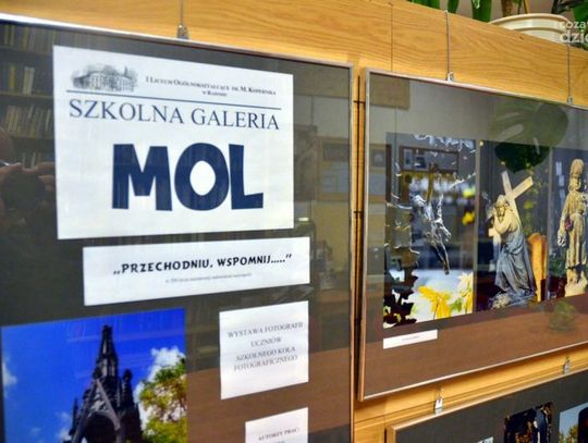 "Przechodniu wspomnij" - wystawa fotografii uczniów I LO