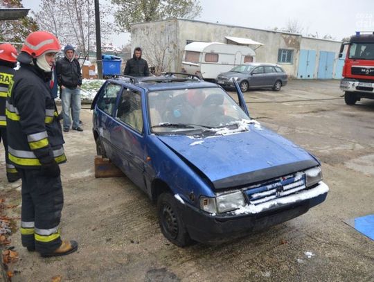Strażacki pokaz ratownictwa drogowego na UTH