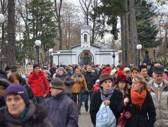 Dzień Wszystkich Świętych na Cmentarzu przy ul.Limanowskiego Dzień Wszystkich Świętych na Cmentarzu przy ul.Limanowskiego
