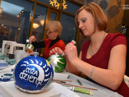 Malowanie bombek w ramach akcji „Przyjaciele Dzieciom”