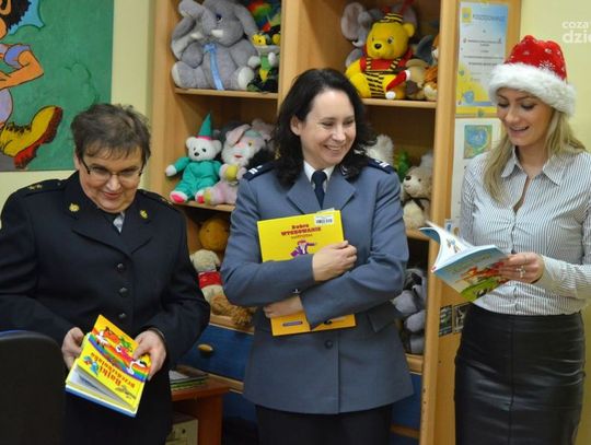 Policjanci czytają dzieciom