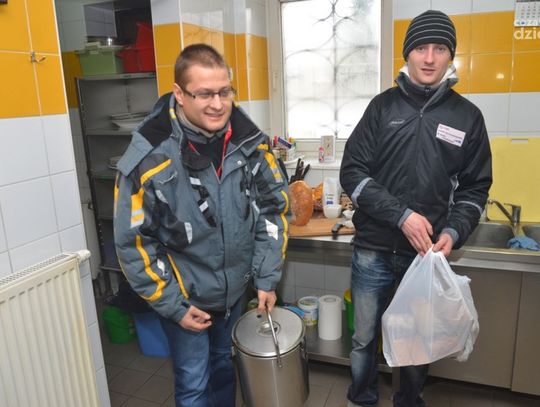 Streetworkerzy pomagają bezdomnym Streetworkerzy pomagają bezdomnym