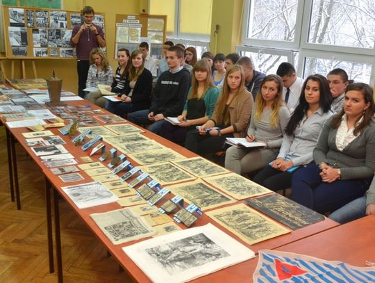 Niezwykła lekcja w ZSE o obozach koncentracyjnych Niezwykła lekcja w ZSE o obozach koncentracyjnych