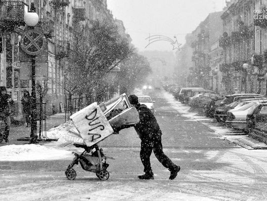 Powrót białej zimy w czerni i bieli