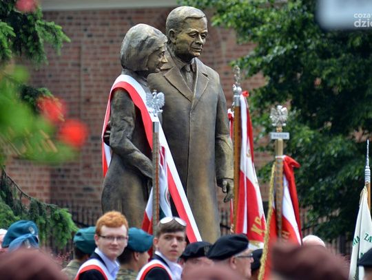 Uroczyste odsłonięcie pomnika Lecha i Marii Kaczyńskich