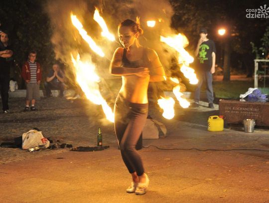 Fireshow w wykonaniu grupy Fogomostra na deptaku