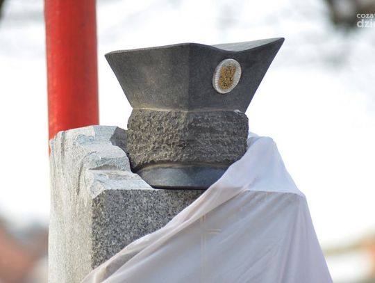 Odsłonięcie pomnika przy III LO im. płk. D. Czachowskiego