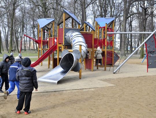 Zniszczony plac zabaw w parku Kościuszki