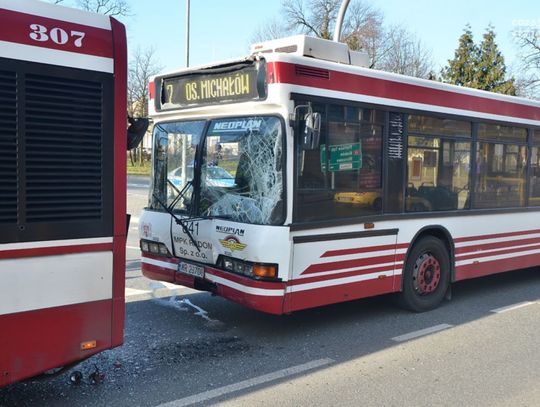 Zderzenie autobusów przy ul. Dowkontta