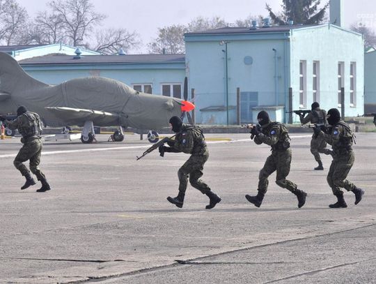 Policyjne ćwiczenia antyterrorystyczne na lotnisku