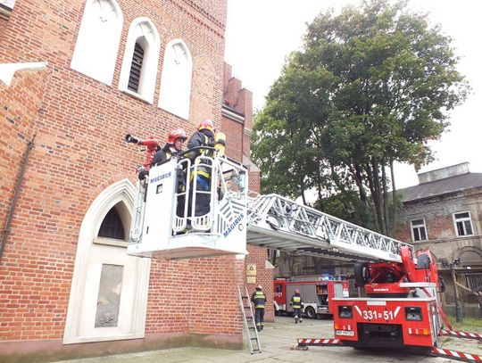 Ćwiczenia Straży Pożarnej przy farze