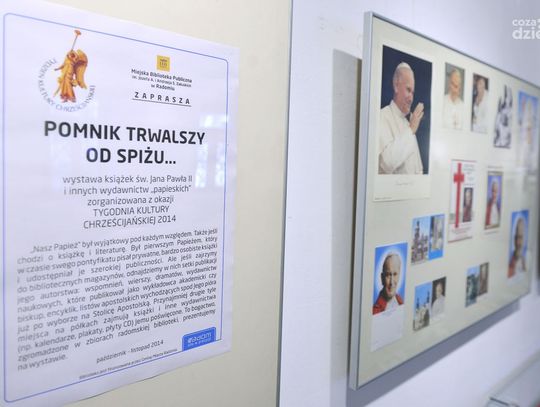 Papieska wystawa i kiermasz książki w MBP