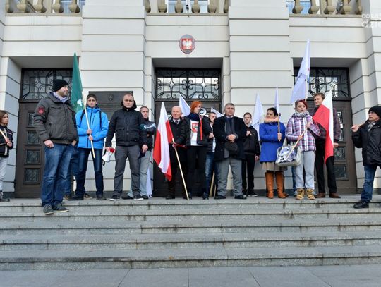 Manifestacja KNP pod Urzędem Miejskim