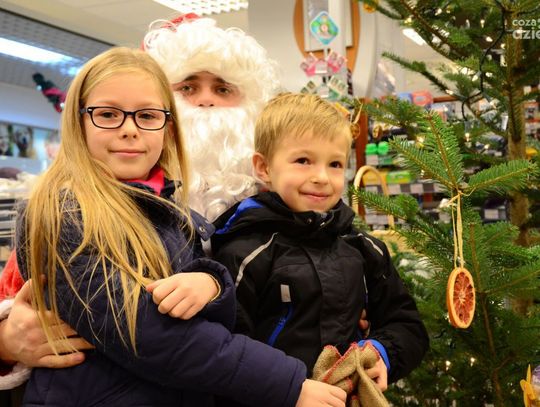 Ubieranie choinki z Mikołajem w Piotrze i Pawle Ubieranie choinki z Mikołajem w Piotrze i Pawle