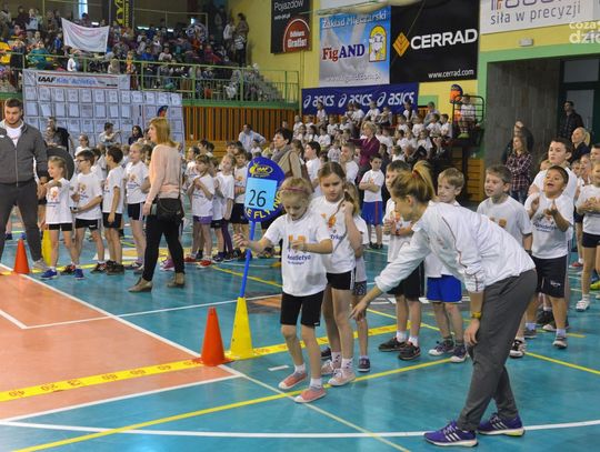 Zawody lekkatletyczne Kids Athletics w hali Mosir