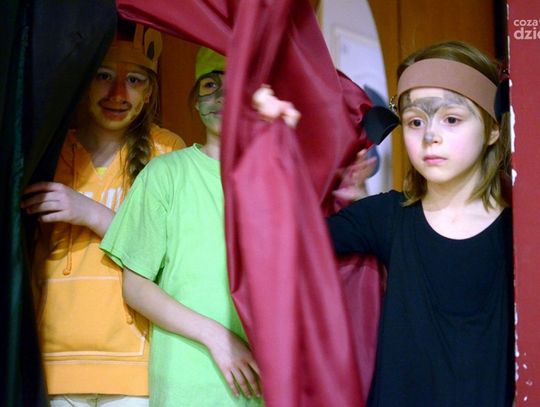 Premiera Teatru "UŚMIECH" pt. "Bez sensu - Żyrafa, Aniołek i stołek" - MDK Radom Premiera Teatru "UŚMIECH" pt. "Bez sensu - Żyrafa, Aniołek i stołek" - MDK Radom