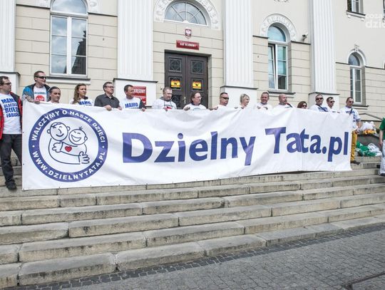 Manifestacja Sebastiana Nadolskiego pod sądem w Radomiu