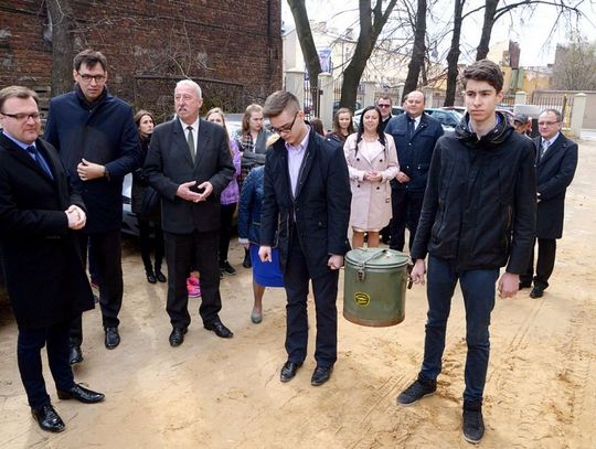 Wmurowanie kapsuły czasu w "Kochanowskim"