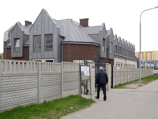 Nowa i stara kancelaria na cmentarzu przy ul. Limanowskiego