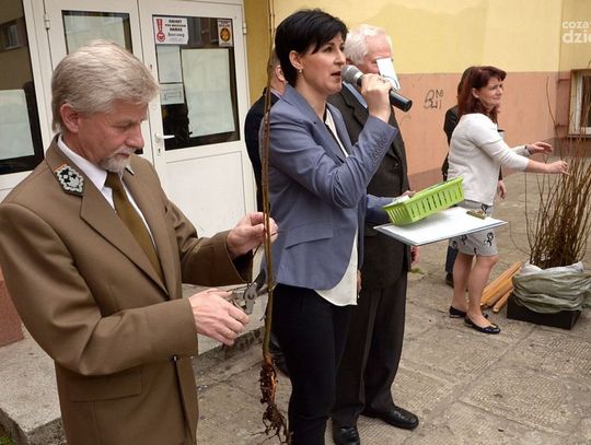 Sadzenie drzew przy PSP 9 Sadzenie drzew przy PSP 9