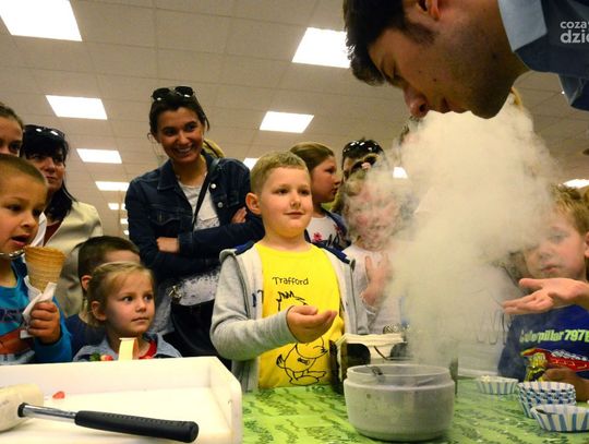 Pokazy z użyciem ciekłego azotu w Piotrze i Pawle Pokazy z użyciem ciekłego azotu w Piotrze i Pawle