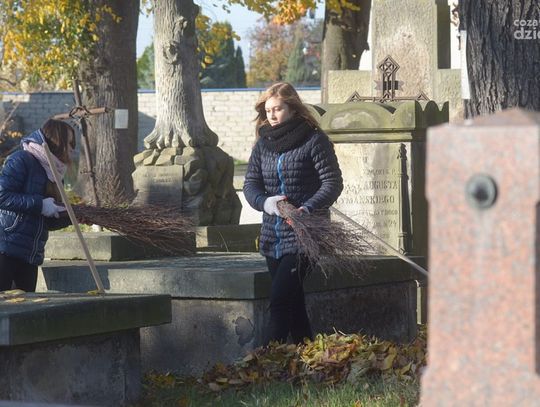 Uczniowie ZSE porządkują cmentarz ewangelicki