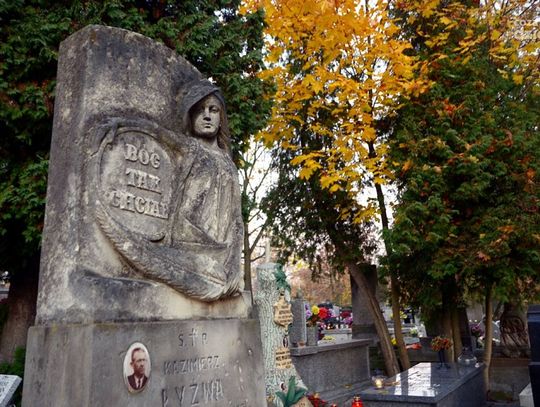 Wieczór na cmentarzu rzymskokatolickim przy ul. Limanowskiego