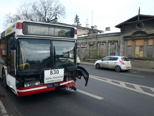 Czołowe zderzenie z autobusem